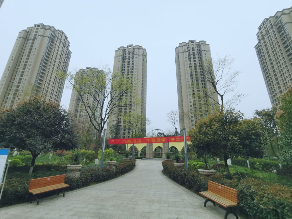復(fù)盛福居位于重慶市江北區(qū)復(fù)盛鎮(zhèn)渝景大道191號(hào)，總建筑面積約23.41萬(wàn)平方米，其中住宅19.7萬(wàn)平方米；商業(yè)1.2萬(wàn)平方米；車(chē)庫(kù)1.83萬(wàn)平方米（停車(chē)位679個(gè)；注：含地面車(chē)位101個(gè)）.jpg