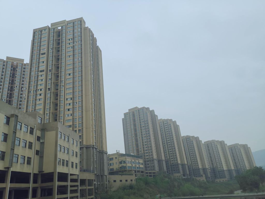 和美家園位于江北區(qū)魚嘴鎮(zhèn)，西依銅鑼山，東接雙溪興苑、公租房，北臨雙輝路，南靠渝萬鐵路雙溪高鐵站，總建筑面積約178097.1平方米，其中住宅154171.8平方米；車庫17015.21平方米，停車位553個（室內(nèi)停車位403個，室外停車位150個）。.jpg