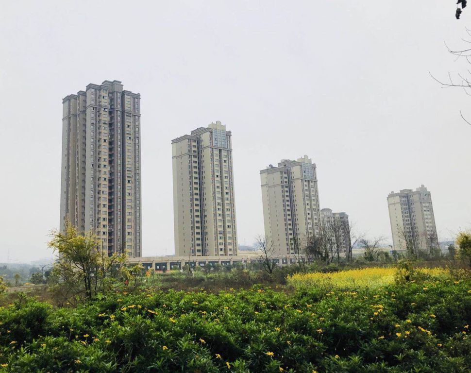 和慶家園項(xiàng)目位于重慶市江北區(qū)復(fù)盛鎮(zhèn)慶福路2號(hào)、4號(hào)、6號(hào)、8號(hào)、10號(hào)，總建筑面積約379846.1萬(wàn)平方米，其中住宅283803.81萬(wàn)平方米；商業(yè)23446.25萬(wàn)平方米；車(chē)庫(kù)62454.31萬(wàn)平方米（停車(chē)位1143個(gè)）.jpg