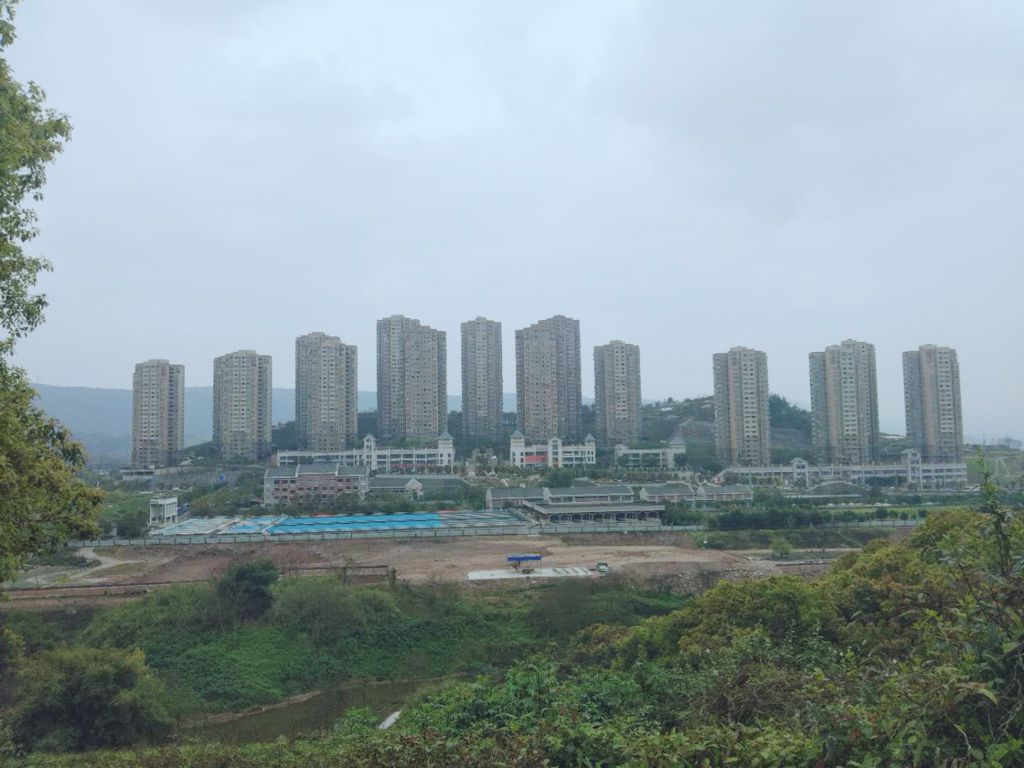 和悅家園位于重慶市江北區(qū)佳美路56號，總建筑面積323442.39平方米，其中住宅258210.96平方米；商業(yè)12196.34平方米；車庫39096.82平方米（停車位1150個）.jpg